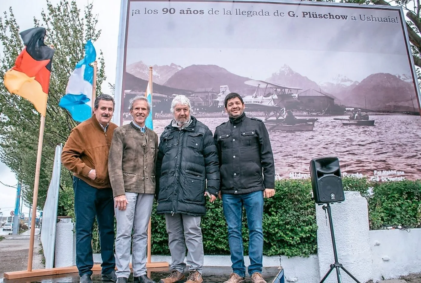 Homenajearon al aviador Günter  Pluschow