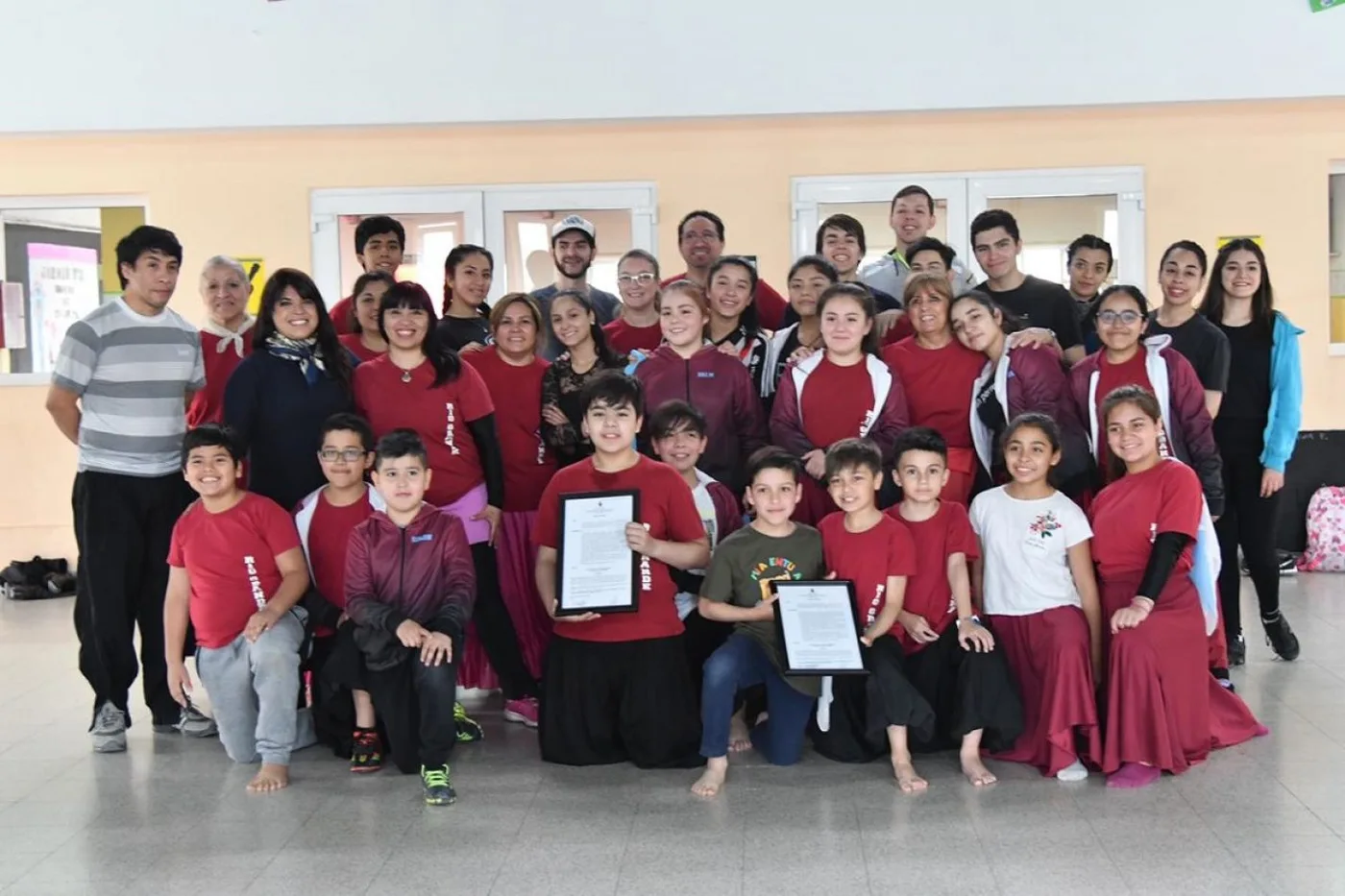 El grupo de danzas,posó junto a la concejal Duré al momento de la distinción.