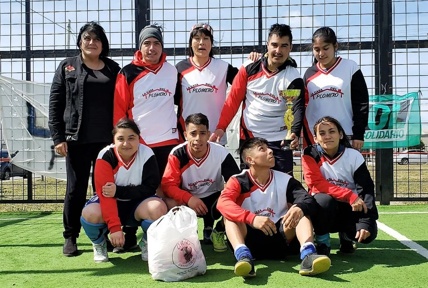 Laly Mora junto a uno de los equipos participantes.