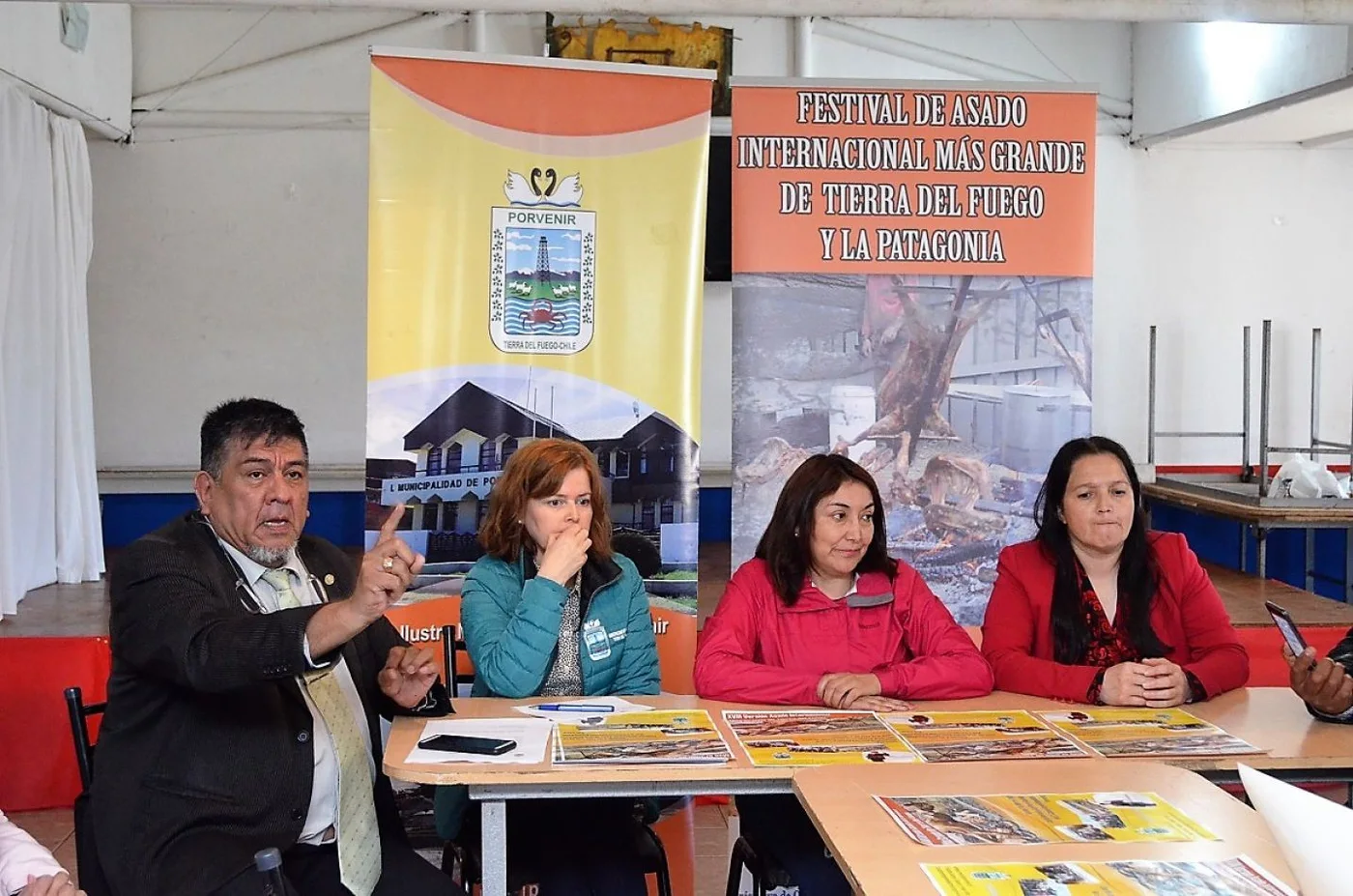 La comitiva de Porvenir junto a Pelusa Díaz, e integrantes de equipos asadores, posaron para las cámaras luego de la presentación. 