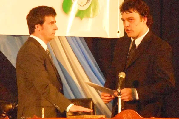 Damián De Marco le toma juramento a Oscar Rubinos.