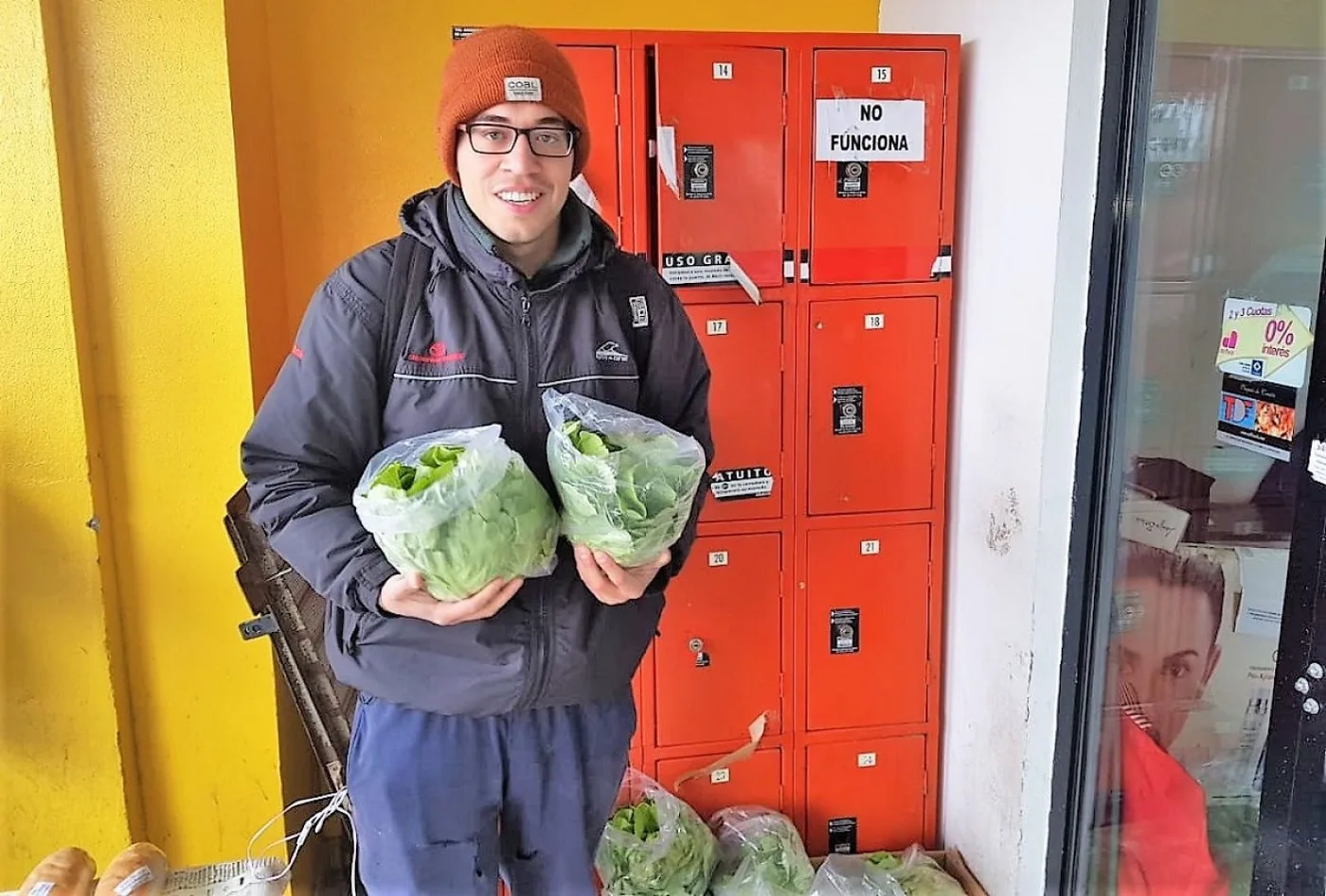 Esteban Gordillo vende lechuga para costearse sus gastos. Es estudiante del 3er., año de Profesorado de Nivel Inicial.