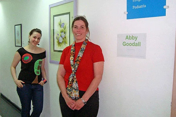 Abby Goodall y Malena Cano, ante algunas de las obras expuestas.