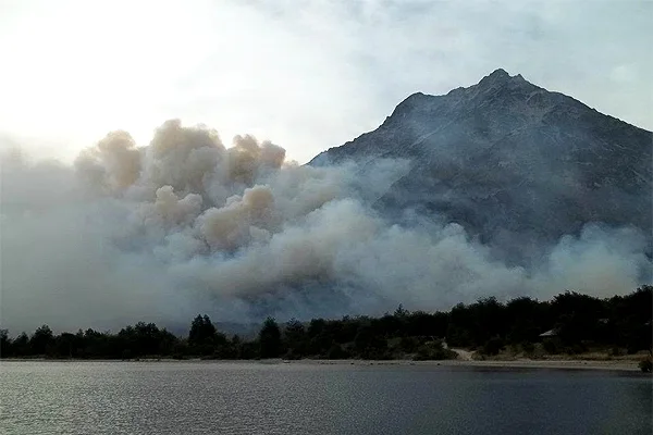 La nube de cenizas cubre el cielo mientras que el incendio avanza.