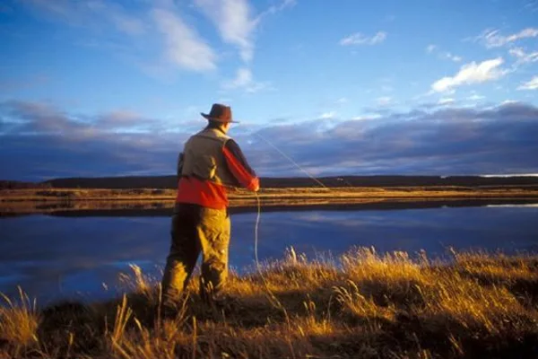 El cauce del río Grande creció y dejó varado a un pescador.