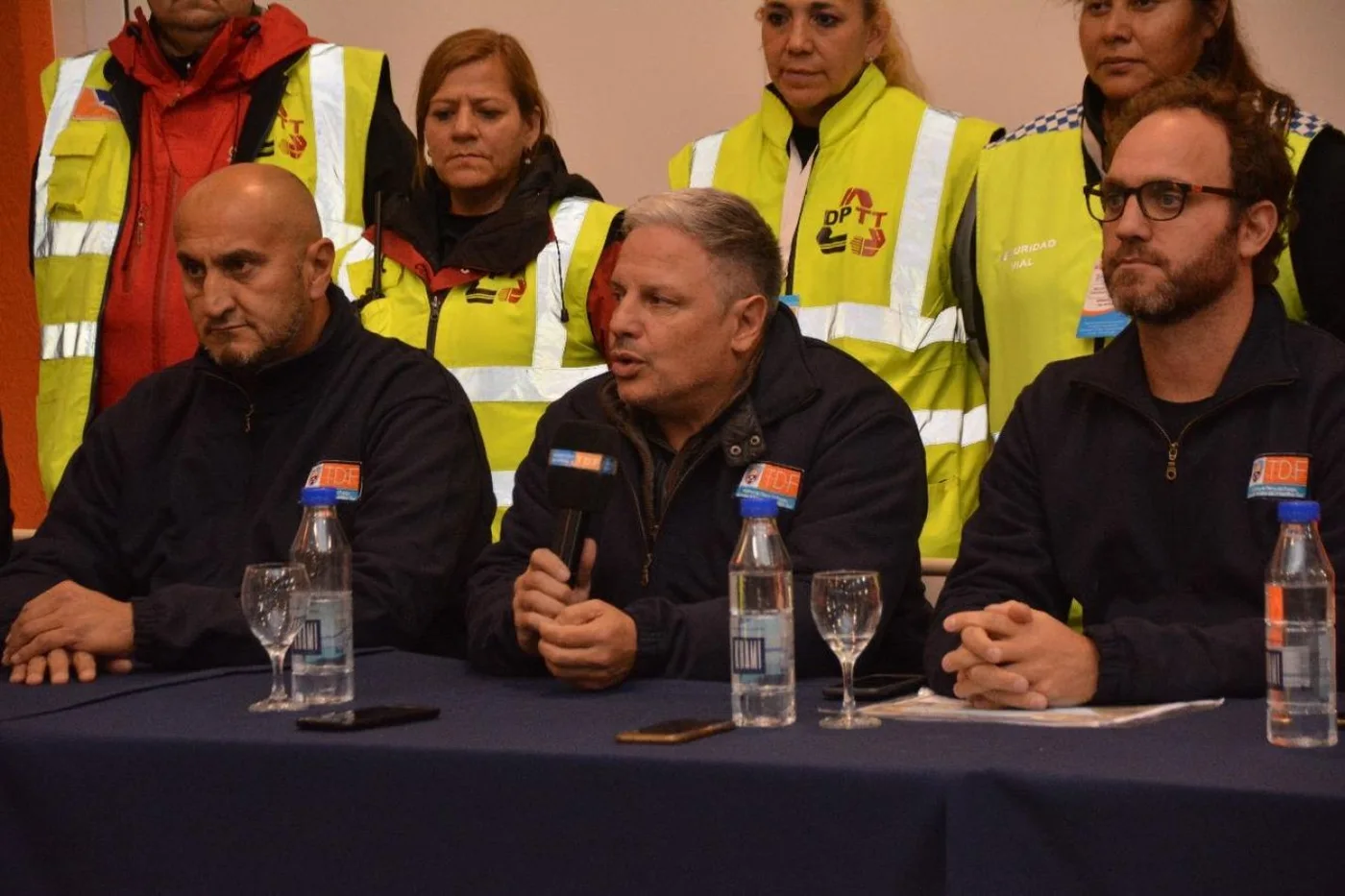 Ministro de Obras y Servicios Públicos Luis Vásquez en conferencia de prensa