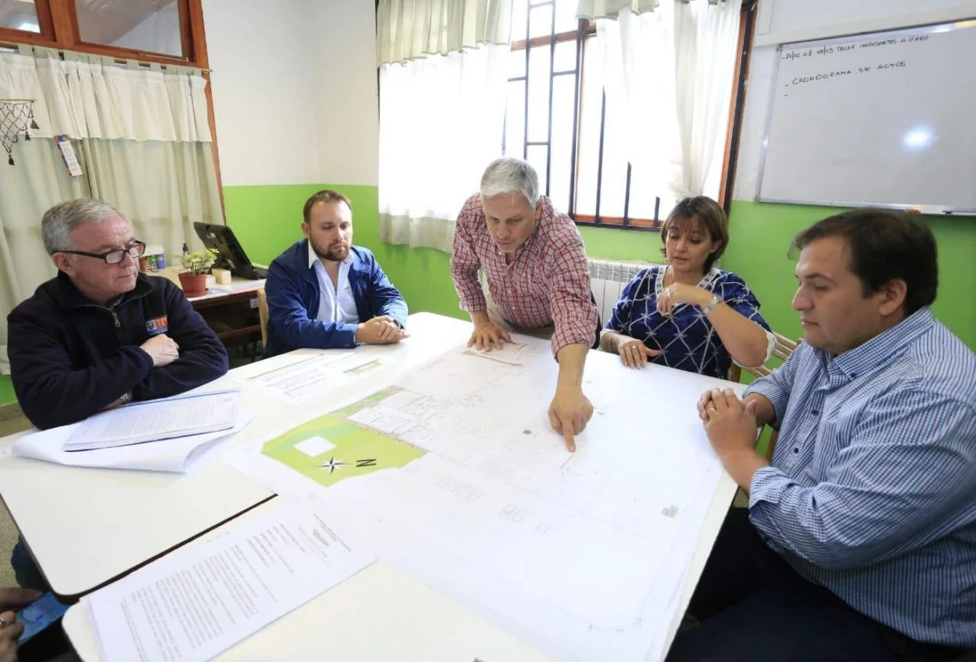 El ministro de Obras y Servicios Públicos Luis Vázquez junto al secretario de Educación Pablo Gattamora y directivos del Colegio Luis Piedrabuenab