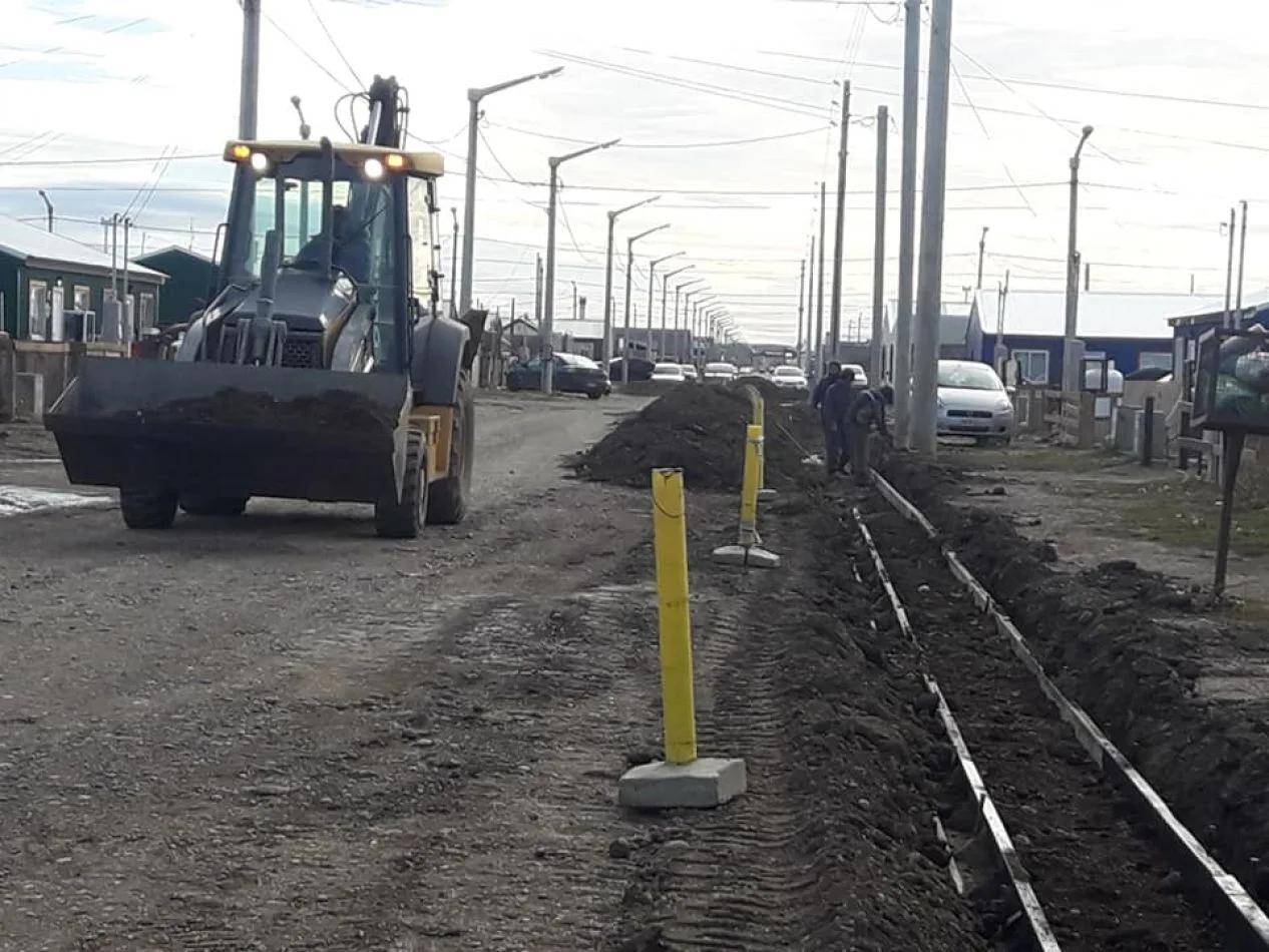 Inició la obra de construcción de cordón cuneta en los Barrios Chacra XI y Bicentenario.