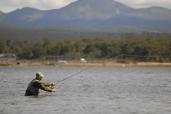 Con la medida, buscan regular la presencia de pescadores en los ríos y cotos fueguinos.