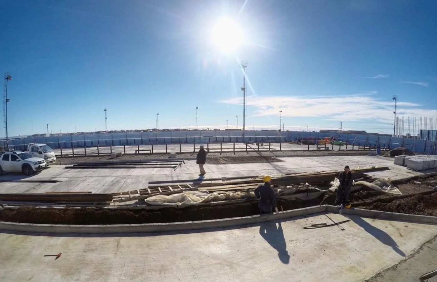 El Intendente Prof. Gustavo Melella recorrió la obra de remodelación integral de la Plaza de las Américas.