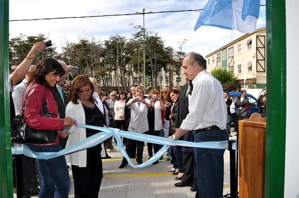 María Grieco y Oscar Chamorro cortan la cinta para inaugurar el edificio.