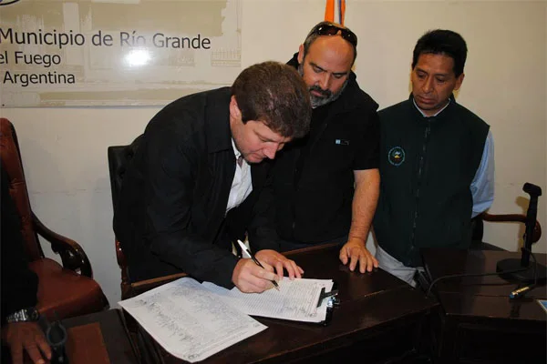 Gustavo Melella adhiere al proyecto estampando su firma.