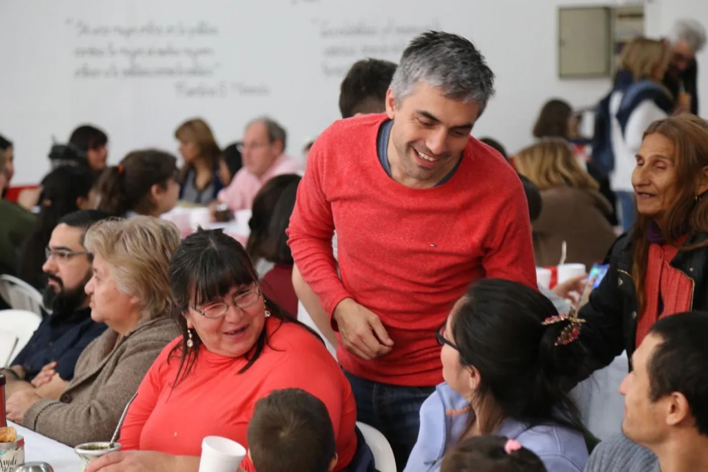 candidato a Intendente de Río Grande, Paulino Rossi hizo una recorrida por el centro de la ciudad