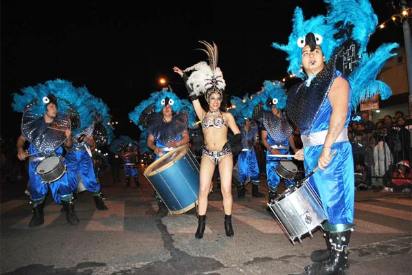 El colorido de los trajes impresionó por su brillo y variedad.