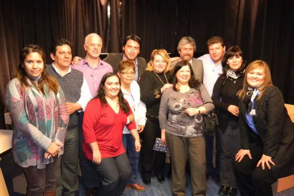 Miembros de la ANAP junto a los candidatos, al término del debate en Canal 13.