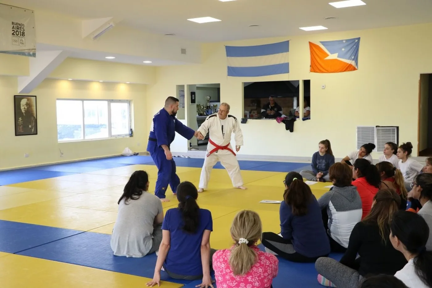 La instrucción tuvo lugar en el Dojo Municipal de Judo y contó con la presencia de Miguel Ángel Russo, 9no Dan nacional de la especialidad