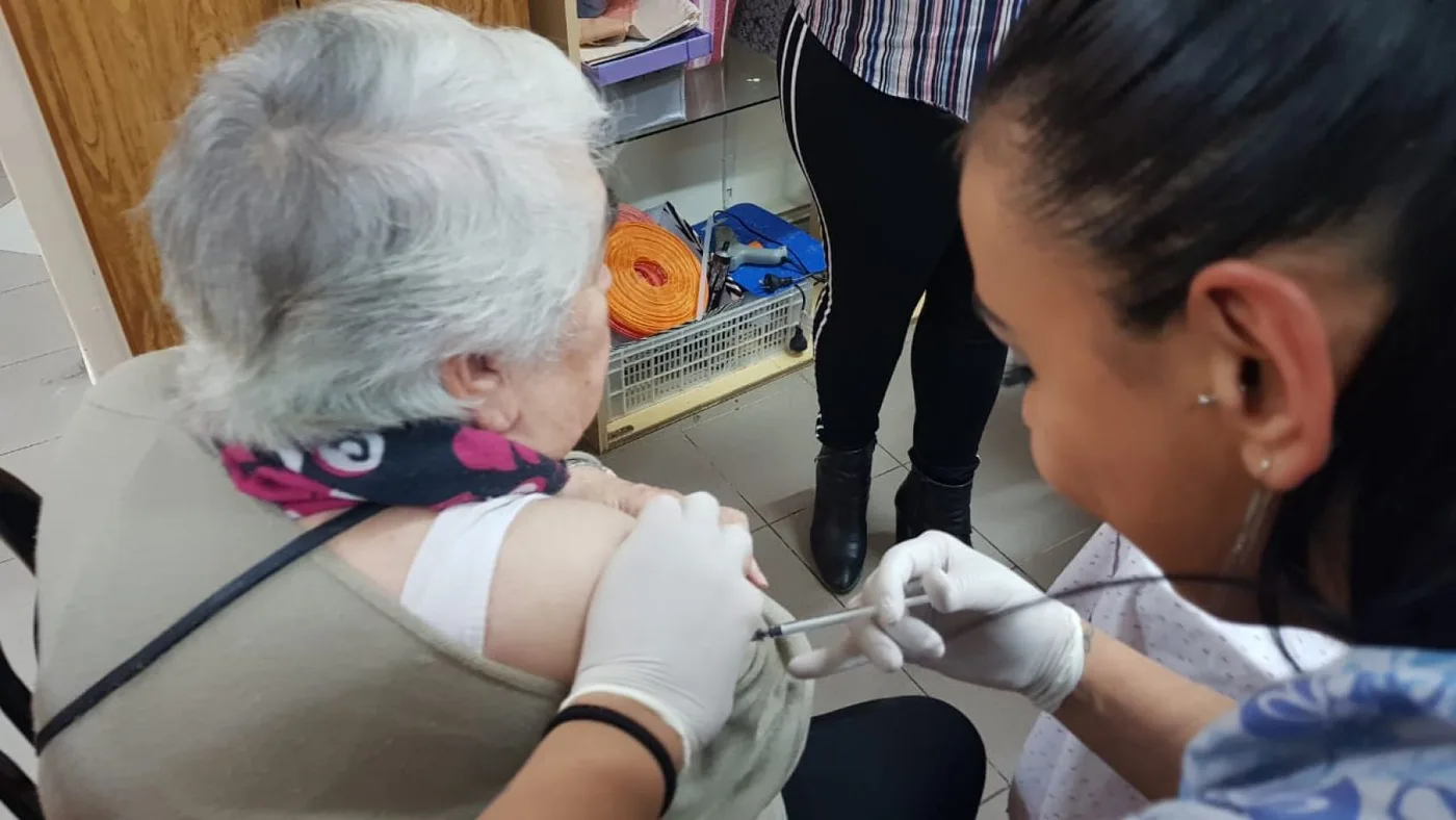 El centro municipal N°1 acercó la Campaña Nacional de Vacunación Antigripal.a la coordinación de la Tercera Edad