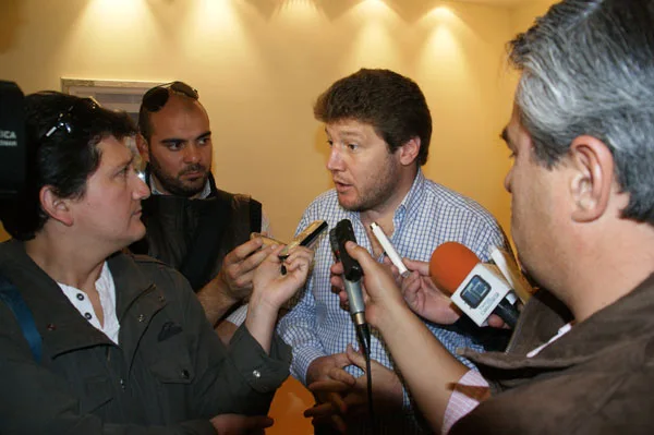 Gustavo Melella, durante el extenso contacto con la prensa.