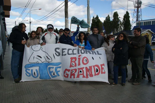 Miembros del SUTEF al momento de la concentración en San Martín y Belgrano.