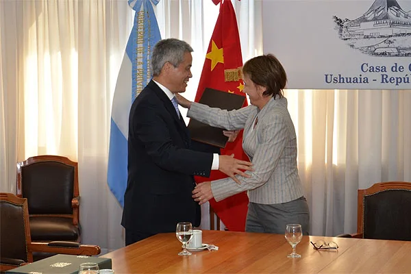 Fabiana Ríos saluda al embajador Yin Hengmin.