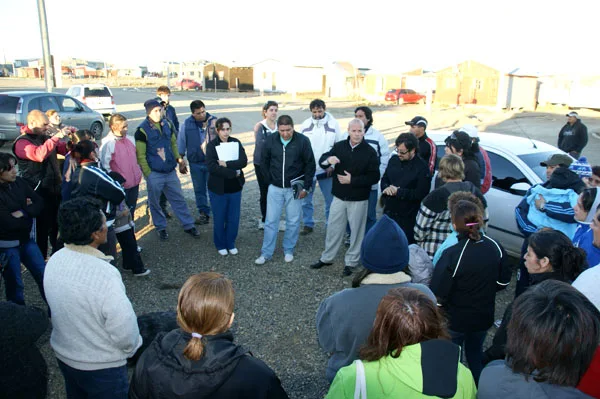 Los vecinos participaron activamente de la reunión en el barrio.