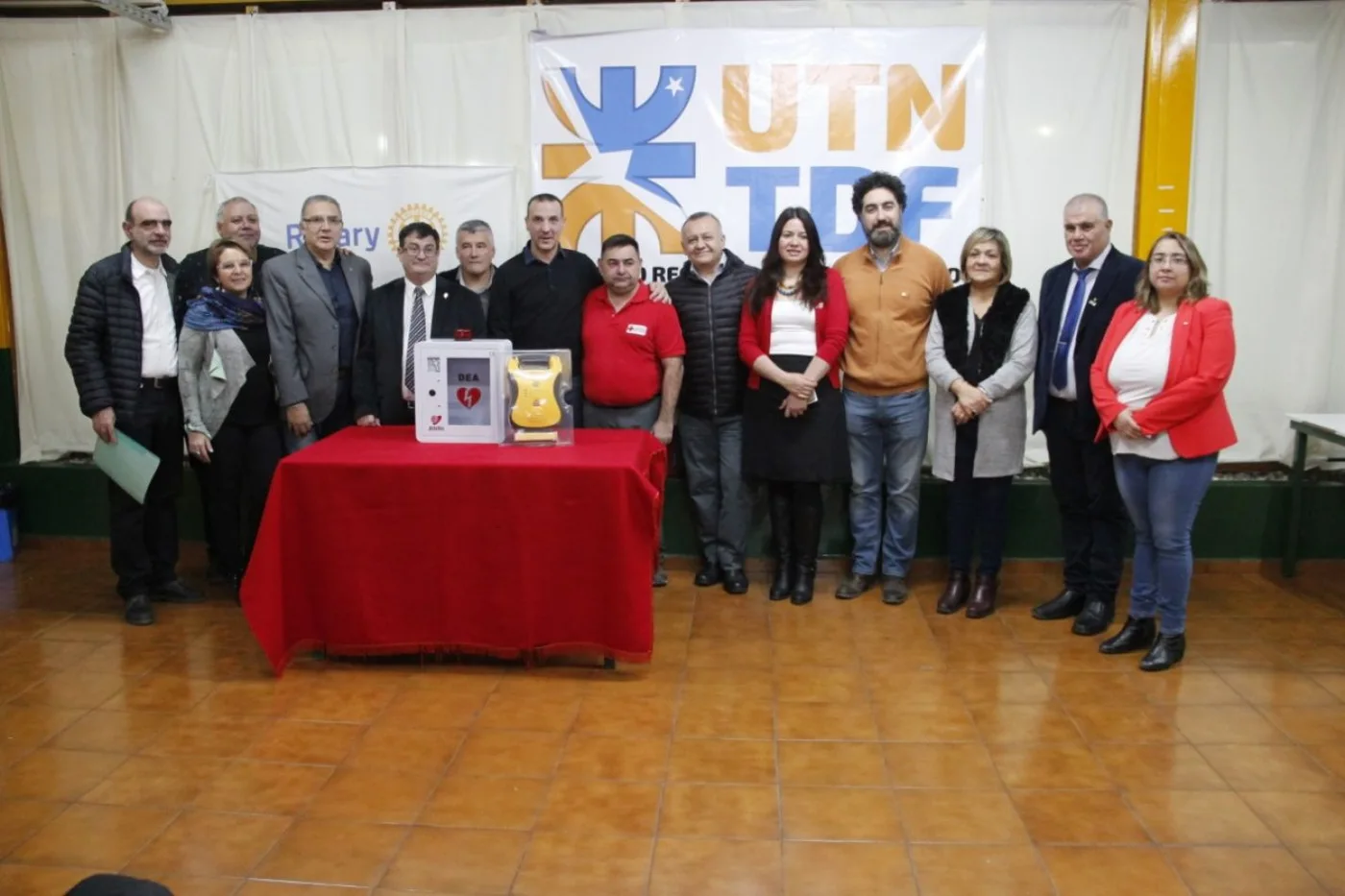 Entrega de un desfibrilador externo automático de última generación a las autoridades de la Universidad Tecnológica Nacional de Río Grande