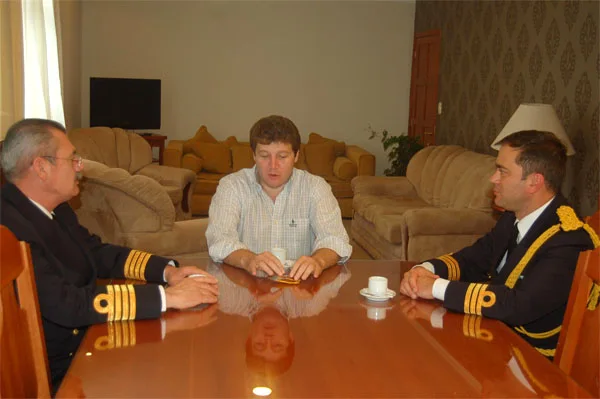 Gustavo Melella junto a los representantes de la FAIA en Río Grande.