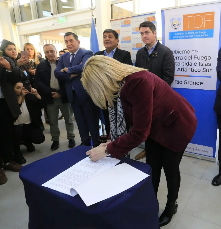 Firma del convenio en la sede de la nueva sucursal del Banco de Tierra del Fuego de la Margen Sur