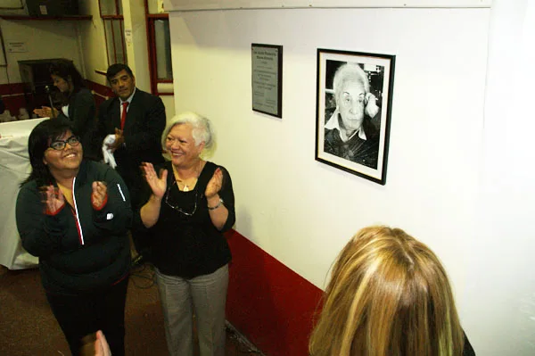 Fabiana Ríos y Sara Núñez Veas, al momento de descubrir la placa que homenajea a Florentina Gómez.