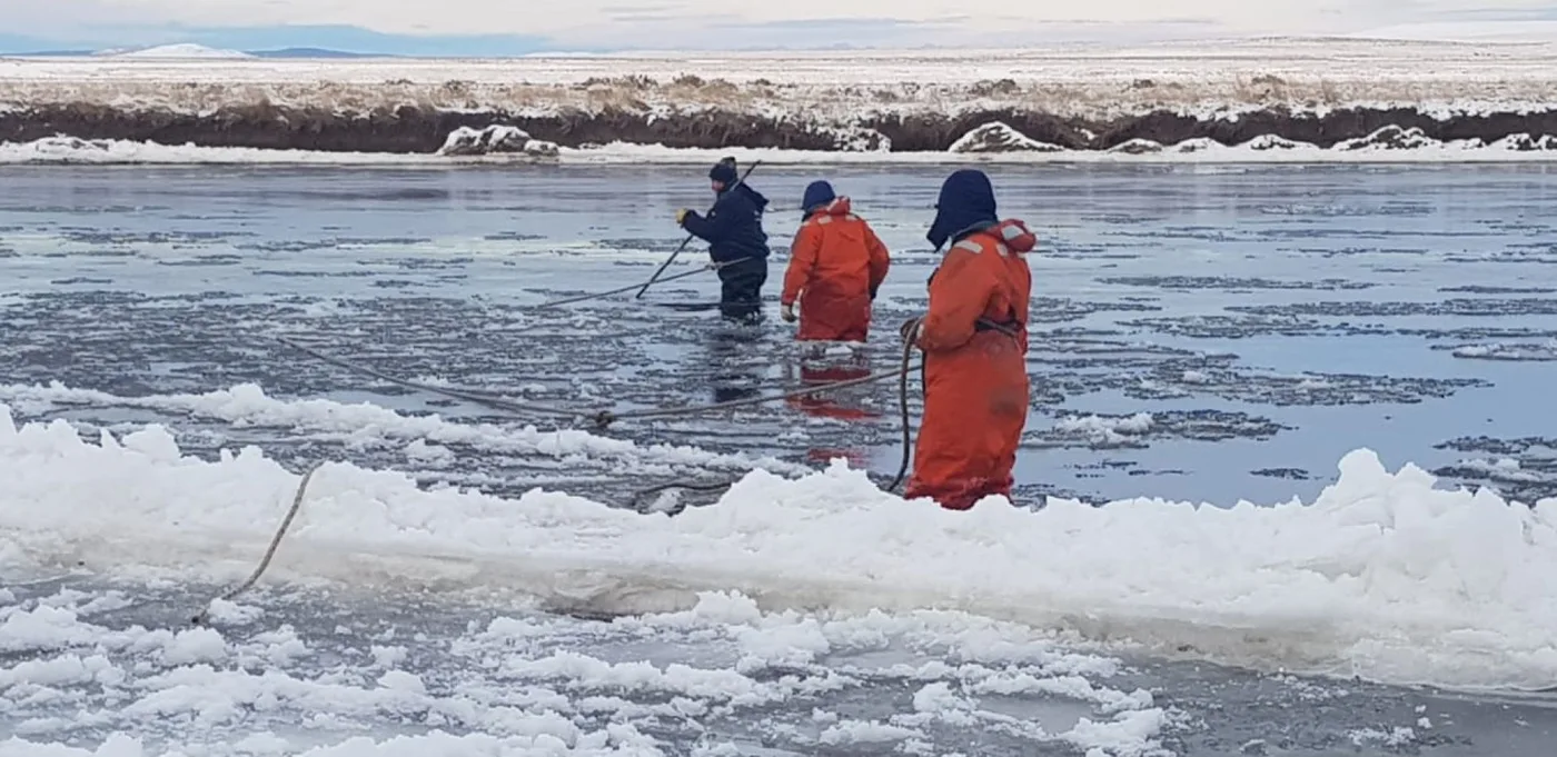 Personal de la Secretaría de Obras y Servicios Públicos se encuentra realizando un operativo de limpieza de hielo en la toma de agua.