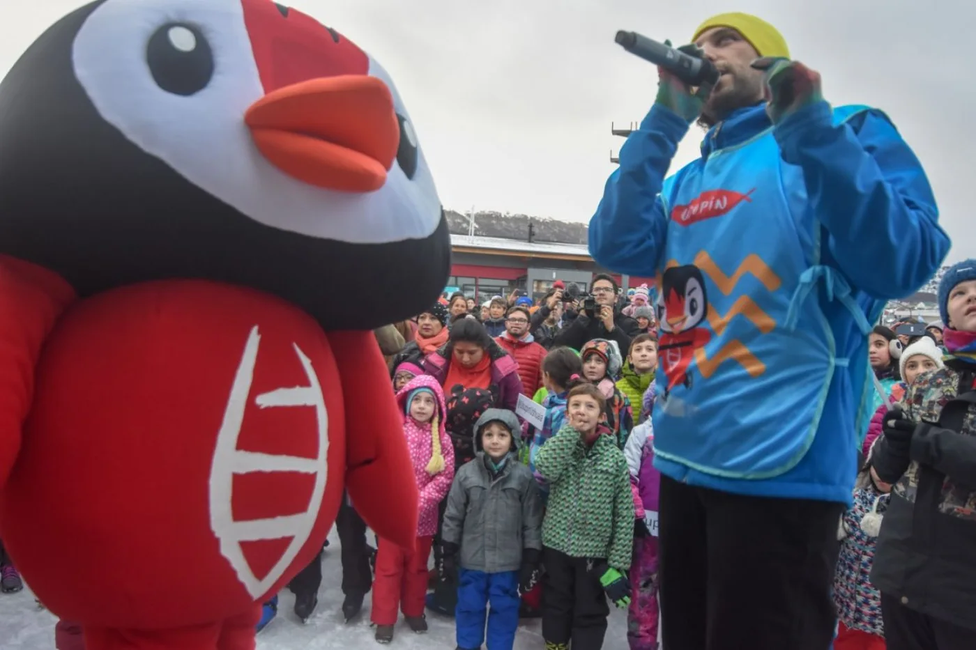 Este sábado se presentó la mascota oficial de la ciudad, Usupin, en la Pista de Patinaje sobre hielo, “Tachuela” Oyarzun.