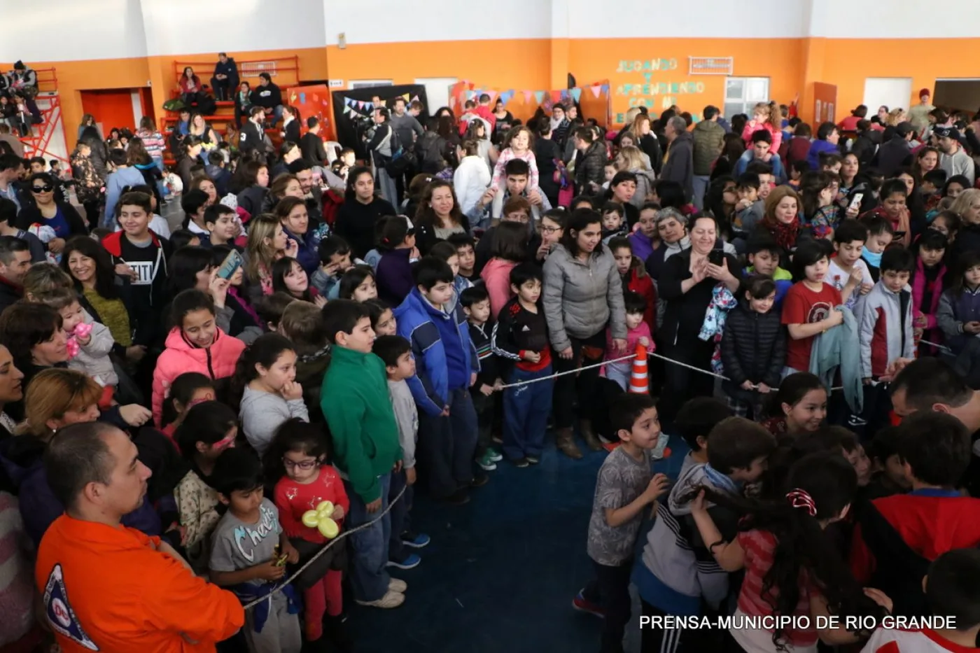 Kermés familiar en el gimnasio de la Margen Sur