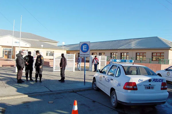 Efectivos policiales custodiarán las escuelas durante las próximas elecciones.