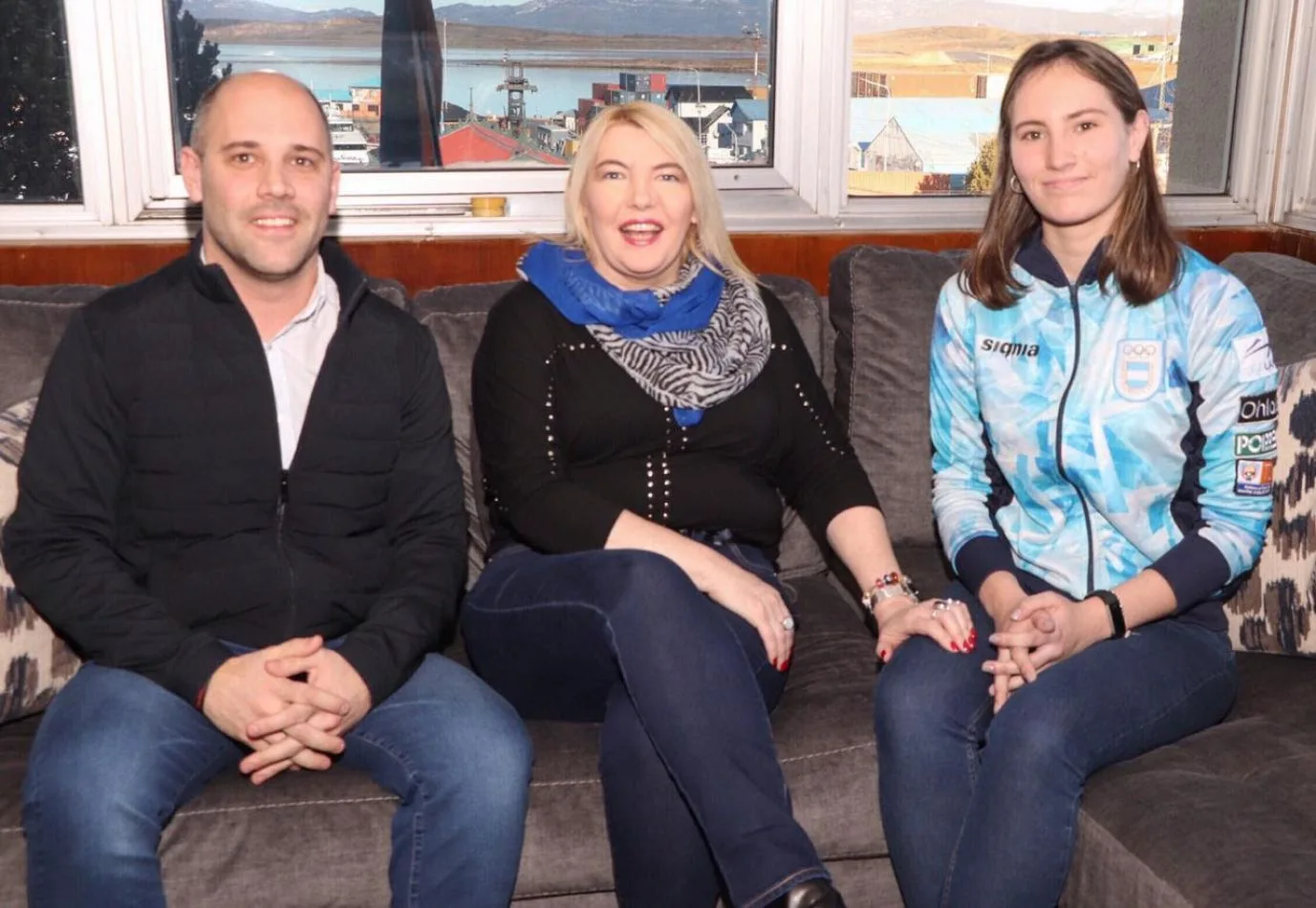 La gobernadora Rosana Bertone, junto al secretario de Deportes Ramiro Bravo, junto a la deportista juvenil de esgrima Athina González