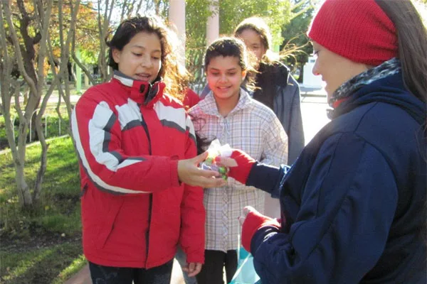 Los chicos de la ciudad recibieron con alegría los huevos de Pascua.