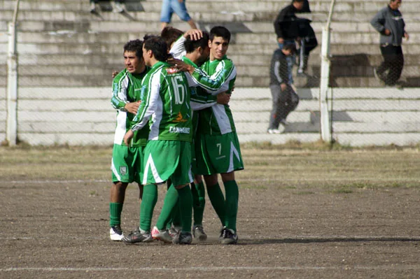 Camioneros festeja el único gol del partido.