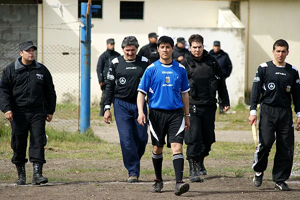 Arbitros custodiados, una constante en el fútbol local.