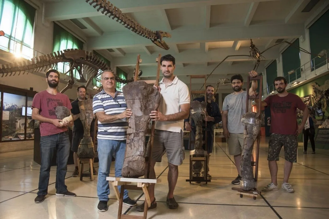 Fernando Novas y Marcelo Isasi (en el centro), y equipo, en el museo Crédito: Santiago Cichero