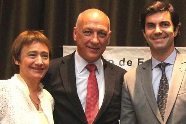 Fabiana Ríos posa junto a Juan Manuel Urtubey y Antonio Bonfatti.