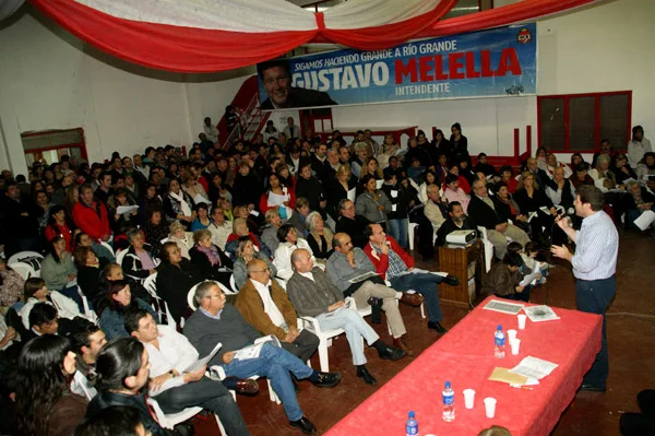 Cientos de radicales se dieron cita para escuchar al intendente Gustavo Melella.