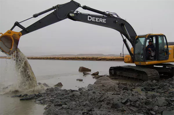 Una máquina vial procedió al dragado del cauce del río Grande.