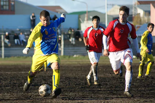 Villaroel remata al arco. Le anularon un gol de forma injusta.