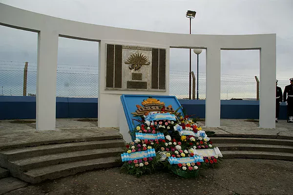 El homenaje se realizó en el monumento de avenida Santa Fe.