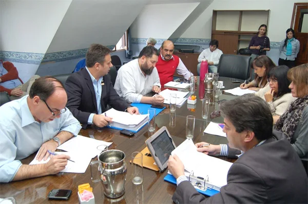 Los parlamentarios, durante la primera reunión de la comisión de seguimiento.