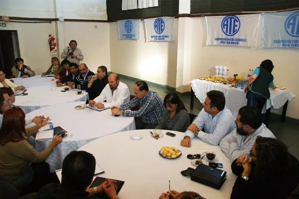 Legisladores y gremialistas, durante el encuentro en ATE.