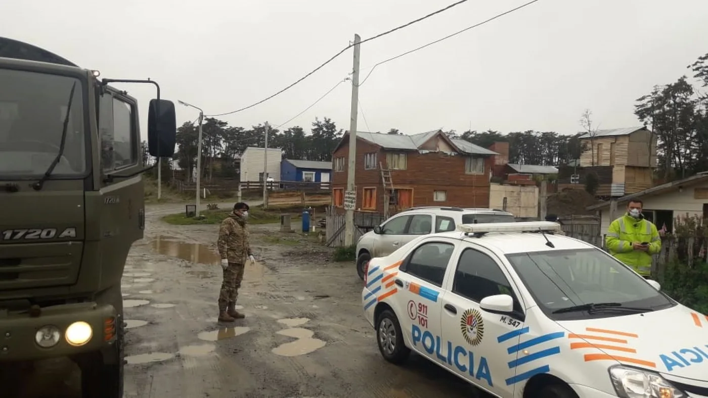 Personal del BIM 5 y de la Policía de la provincia trabajan codo a codo en Tolhuin. (Foto: Leonardo Di Benedetto).