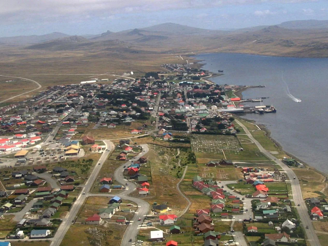 Puerto Argentino desde el aire. Foto (Penguin News).