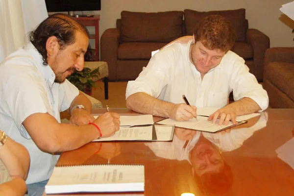 Oscar Martínez y Gustavo Melella al momento de firmar el convenio.