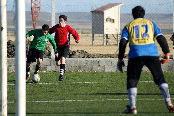 Un jugador de Estrella Austral intenta encarar hacia el arco de Instituto.