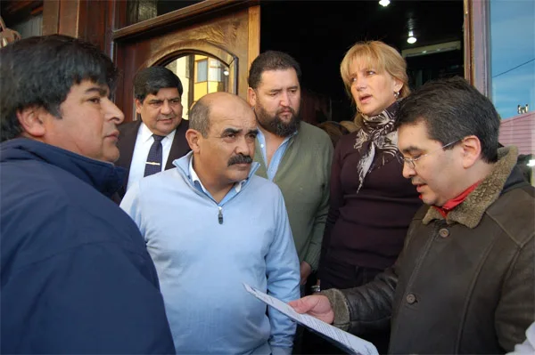 Raúl Arce y Carlos Córdoba, al momento de entregar el petitorio.